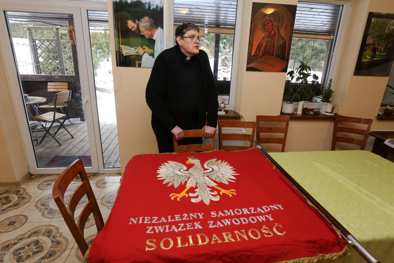 To jeden z pierwszych  sztandarów  Solidarności w Białymstoku, który ma orła w koronie - pokazuje ks. Jerzy Sokołowski, proboszcz parafii w Jurowcach