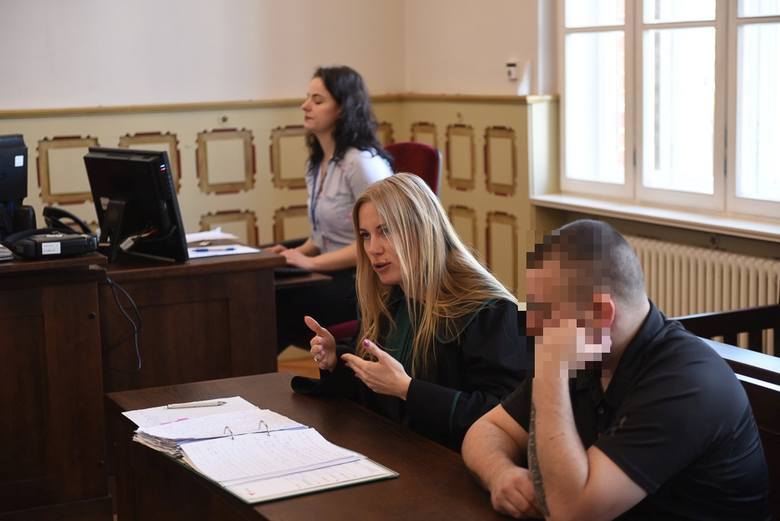 Adwokat Katarzyna Topczewska domaga się dla Bartosza D. zaostrzenia kary do 3 lat więzienia i większej wpłaty na konto Fundacji.