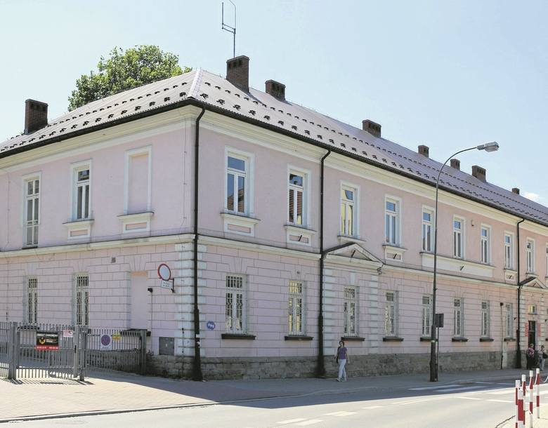 Obecnie budynek ten od 1992 roku zajmuje Urząd Gminy Limanowa (ulica Matki Boskiej Bolesnej). Wcześniej, w budynku tym, za czasów PRL-u, II RP oraz