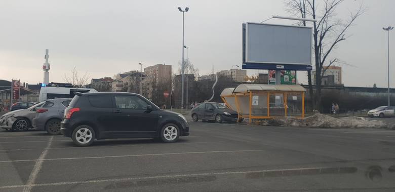 Senior staranował wiatę na parkingu pod Auchan w Łodzi