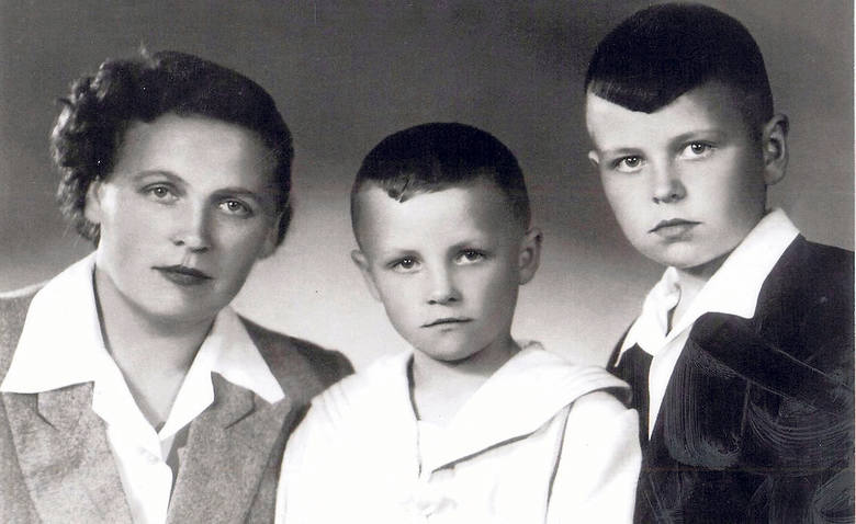 Tadeusz Nalepa urodził się w Zgłobniu 26 sierpnia 1943 r. Gdyby żył, właśnie kończyłby 74 lata. Na zdjęciu Helena Nalepa z synami: Czesławem i Tadeuszem