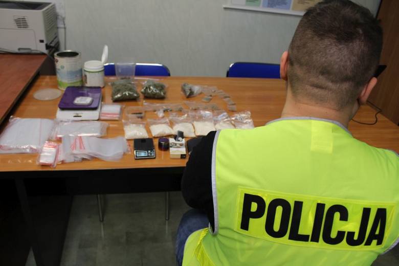 Łowiccy policjanci zatrzymali 25-letniego dilera narkotykowego ze Skierniewic [ZDJĘCIA]