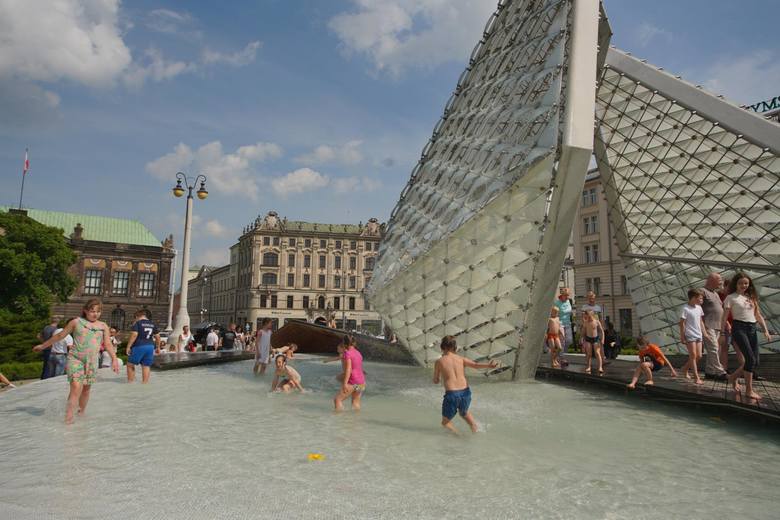 Przepis na ochłodę w upalny dzień w centrum stolicy Wielkopolski – fontanna na Placu Wolności