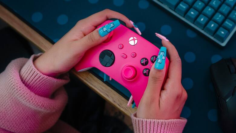 Deep Pink to kontroler Xbox, który spodoba sie daknom gier lubiącym atrakcyjne i niecodzienne urządzenia.