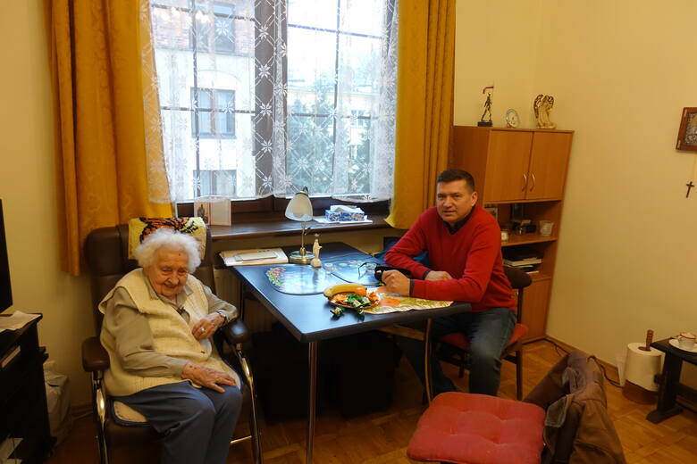 Maria Mirecka-Loryś w swoje 104 urodziny wraz z dyrektorem rzeszowskiego oddziału IPN Dariuszem Iwaneczko.