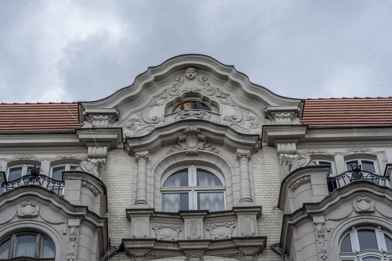 Pięciokondygnacyjny budynek został wzniesiony w latach 1900-1901. Urzeka swą niezwykle bogato zdobioną i zróżnicowaną fasadą. Zdumiewa w niej oryginalność kształtów otworów okiennych oraz loggi.<br /> <br /> 