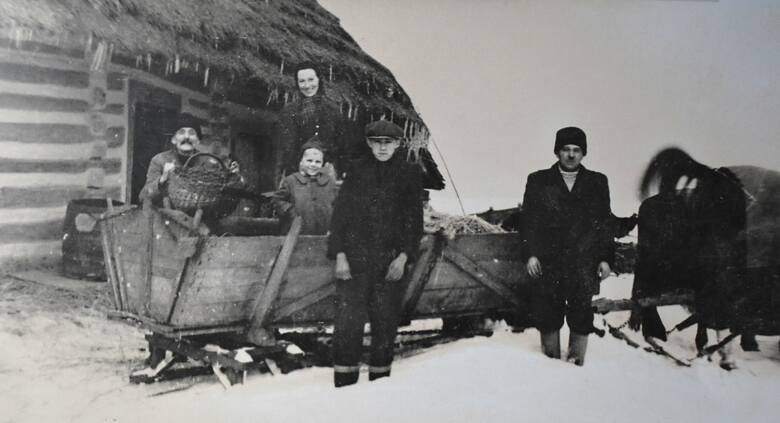 StyczeńPolanka Wielka ok. 1954 r. Przywóz węgla do domu rodziny Jureckich: z lewej z koszem Jan Jurecki, na wozie córka Elżbieta i wnuk Adam; przed wozem