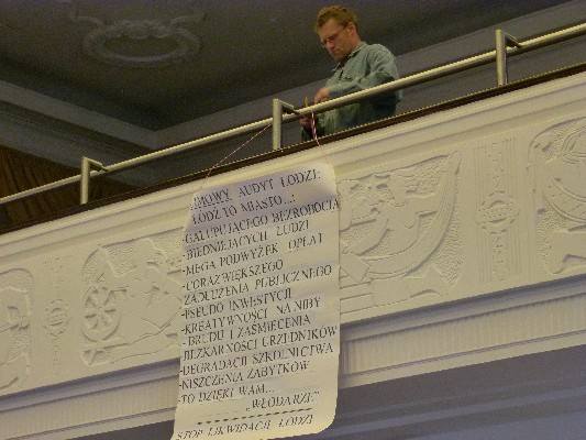 Plakat wywieszony na balkonie sali obrad przez Wojciecha Bednarka, jednego z inicjatorów zbierania podpisów pod wnioskiem o przeprowadzenie referendum w sprawie odwołania prezydent Hanny Zdanowskiej. 