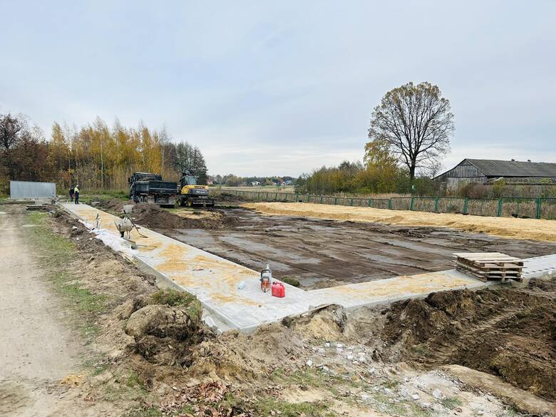 Przy Publicznej Szkole Podstawowej w Chomentowie Puszcz powstaje już nowe boisko