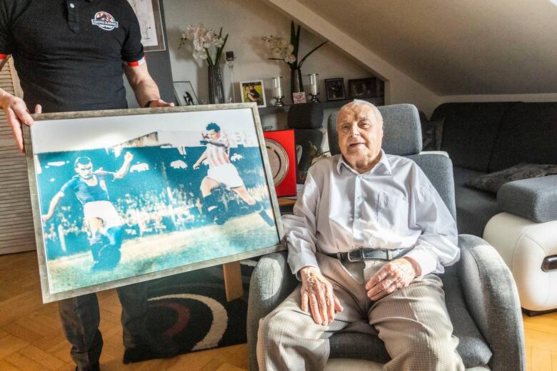Mieczysław Kolasa, były zawodnik Cracovii, obchodzi 100. urodziny. W domu ma oprawione zdjęcie z derbów Krakowa w 1949 roku, z lewej strony jest Mieczysław