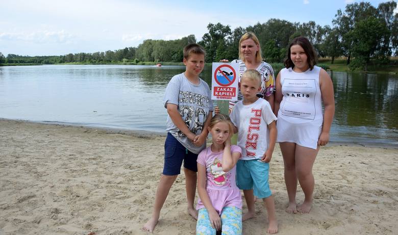 Miała być kąpiel w jeziorze, a tu tabliczka z zakazem. Plażowicze, szczególnie najmłodsi, byli rozczarowani. Od lewej: Kamil Lejman, Wiktoria Krygier,