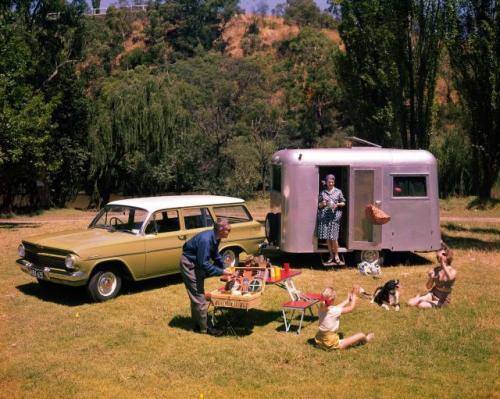 Fot. Holden: Wakacje z Holdenem EJ kombi są zawsze udane. Model EJ to esencja stylu lat 60.