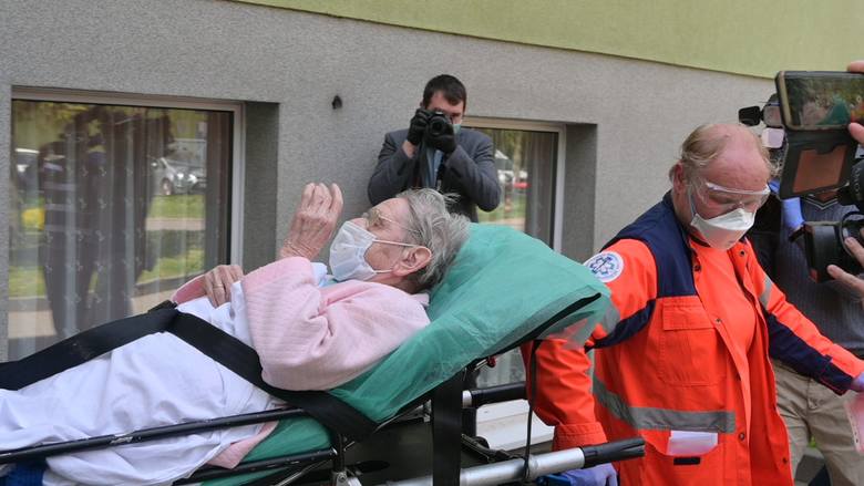 - Wszyscy pytają mnie, jak się czuję po chorobie. A przecież nic mi nie było! - mówi 103-letnia Teresa Wójcik, najstarsza Polka, która pokonała koronawirusa. 