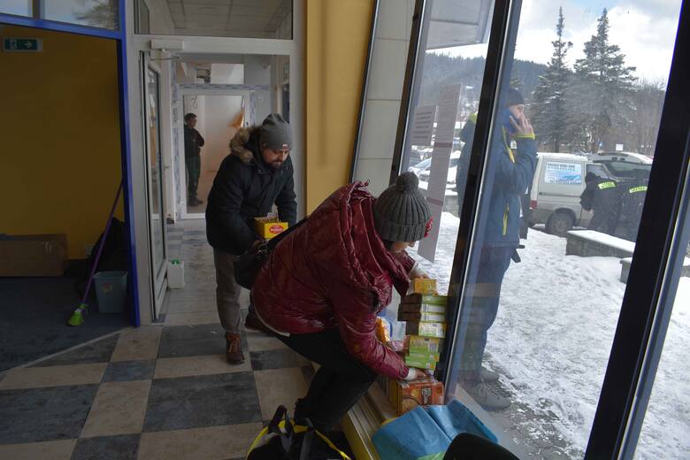 Podhale pomaga Ukrainie. Są zbiórki, wyjazdy na granicę po uchodźców. Pierwsi uchodźcy już znaleźli dach nad głową 