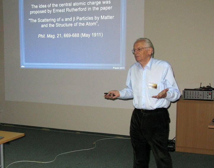 Profesor Andrzej Kajetan Wróblewski podczas wykładu.