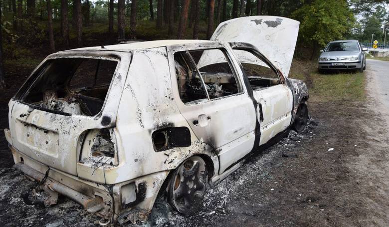 W Czostkowie spalił się porzucony w lesie samochód