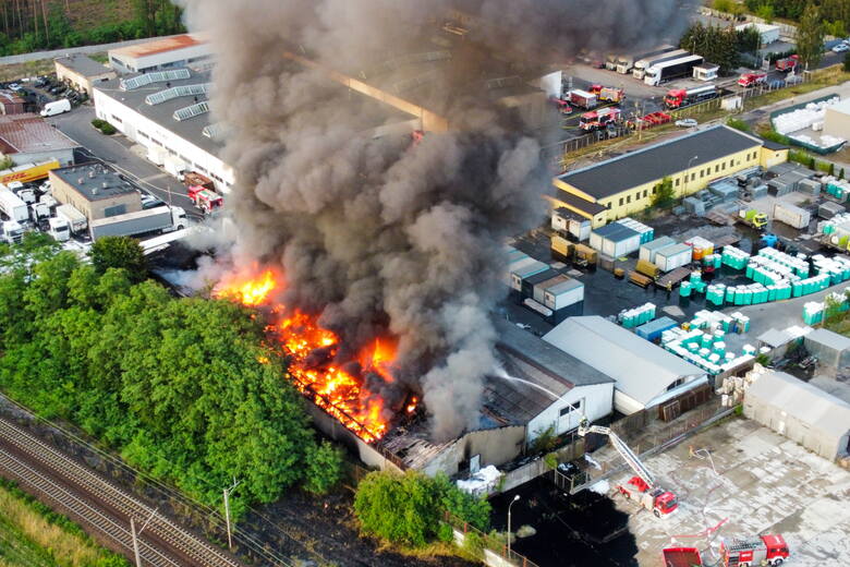 Akcja gaszenia pożaru hali, w której składowane były substancje niebezpieczne w zielonogórskim Przylepie.