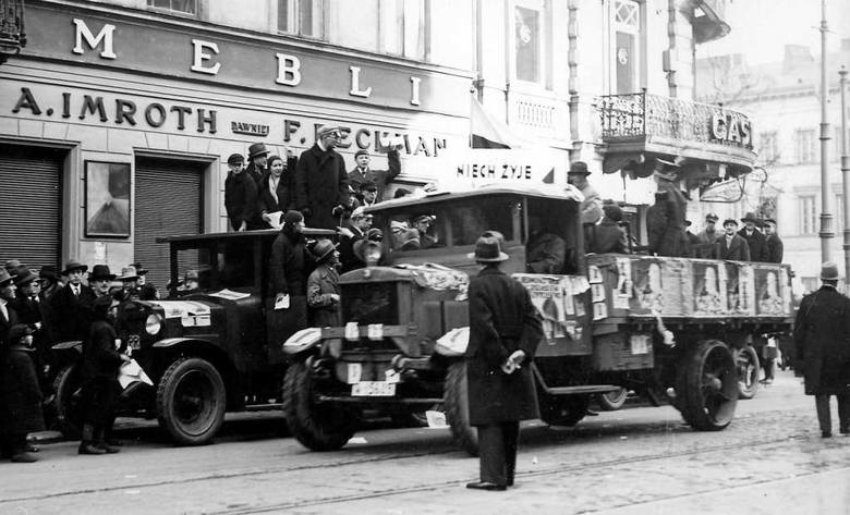 Wybory do senatu w 1930 r. w Krakowie, samochód agitacyjny BBWR. Lista Bloku nieprzypadkowo nosiła numer 1
