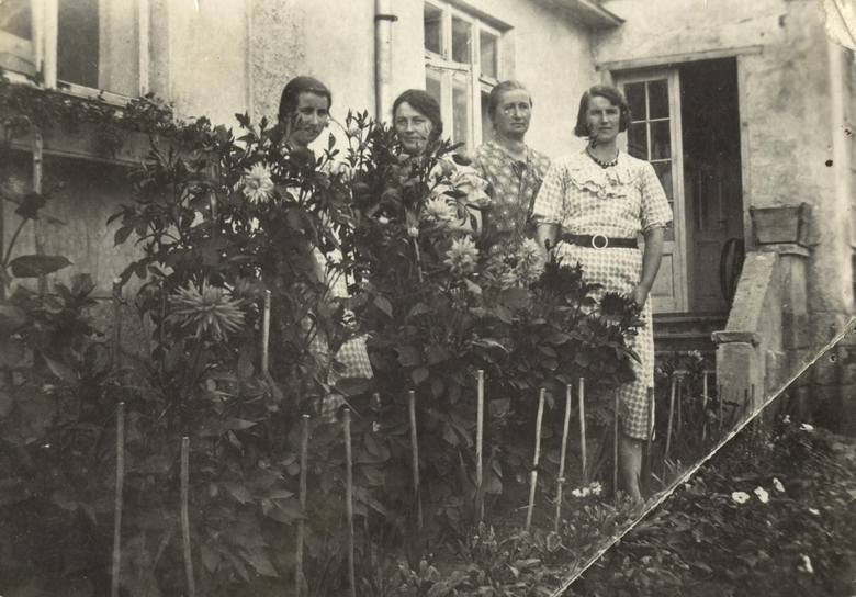 Podhajce, rok 1935. Maria z Wojciechowskich Zarębina (druga z lewej) ze świekrą Zofią Zarębiną oraz jej córkami Aliną (z lewej) i Zofią (z prawej)<br /> 