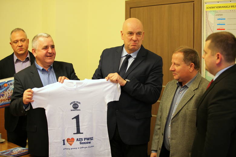 Prezes Zbigniew Sosulski i wiceprezes Ireneusz Madej z klubową koszulką dla prezydenta Jacka Wójcickiego (pierwszy z prawej).