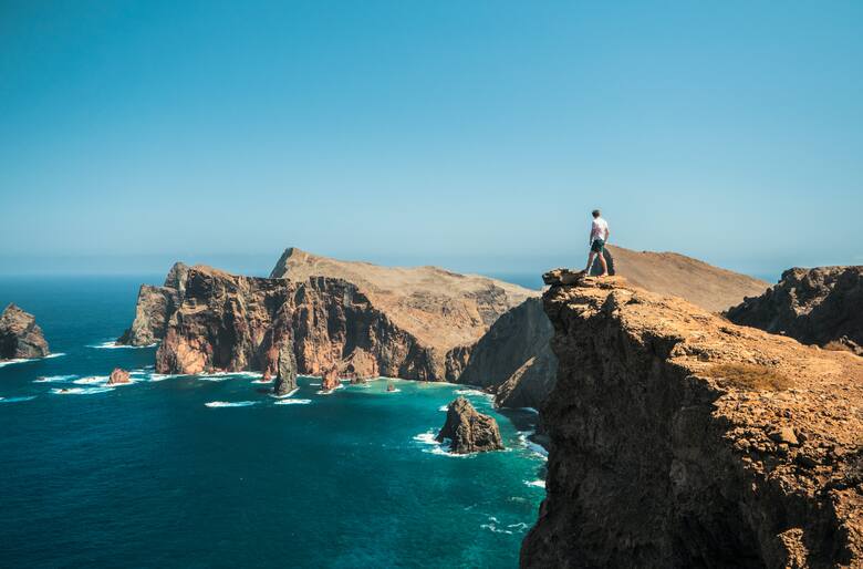 Człowiek na skałach - wybrzeże Madery, Portugalia