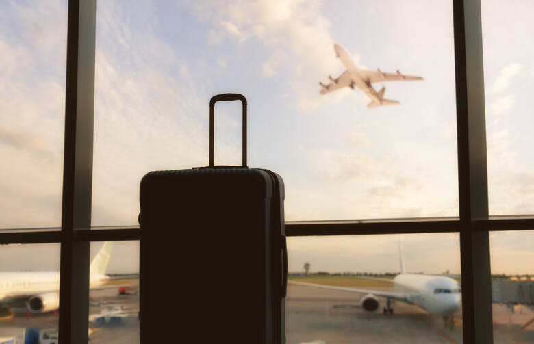 Cenę biletów lotniczych można obniżyć, dostosowując swoje plany urlopowe do wyszukanych w internecie promocyjnych ofert lub planując urlop po sezoni