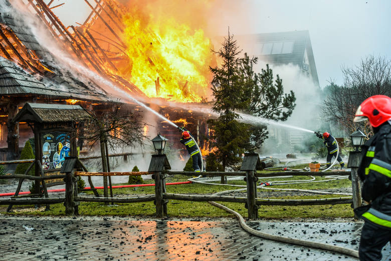 Strażacy walczyli z ogniem przez kilka godzin. Niestety drewniany budynek popularnej karczmy Gazdówka spłonął doszczętnie. Udało się jednak ocalić hotel i spa. Na miejscu pracowało piętnaście zastępów straży pożarnej. Trwa ustalanie przyczyn pożaru.