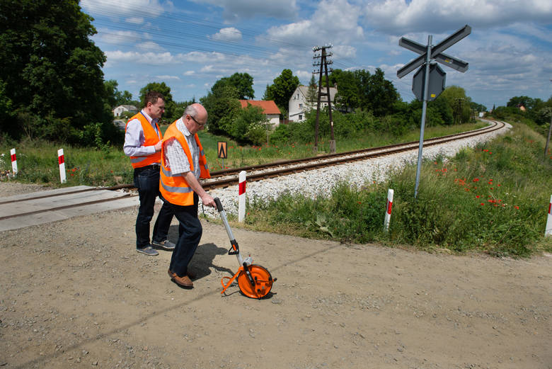 Państwowa komisja badania wypadków kolejowych bada przyczyny tragedii w Pniewitem.