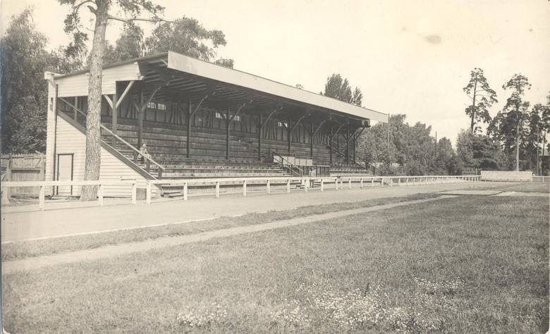 Widok przedwojennego Stadionu Zwierzynieckiego w Białymstoku po wybudowaniu w 1934 roku drewnianej trybuny, która przetrwała aż do początku lat 80. Fot. ze zbiorów Jana Murawiejskiego.