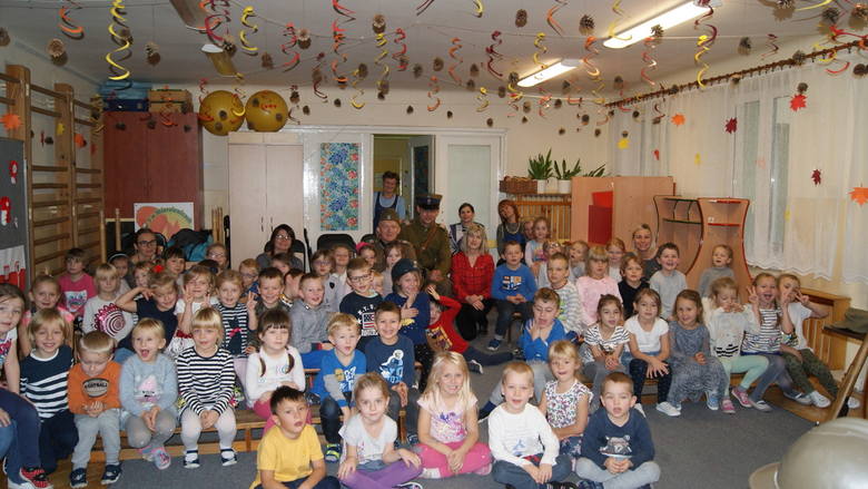 Członkowie Stowarzyszenia Tradycji 26. Skierniewickiej Dywizji Piechoty odwiedzili Przedszkole nr 5 w Skierniewicach [ZDJĘCIA]