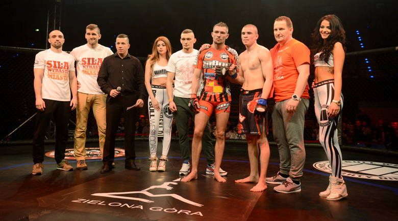 W sobotę 12 marca w hali CRS w Zielonej Górze odbyła się gala MMA Soul FC 4. W walce wieczoru Arkadiusz Medyński z Malinowski Team Żary/Żagań pokonał Dawida Gabarę.<br /> <br /> <b>Zobaczcie</b> <a href="http://www.gazetalubuska.pl/sport/mma/r/gala-mma-soul-fc-4-na-zywo-live-online,9486267/"...