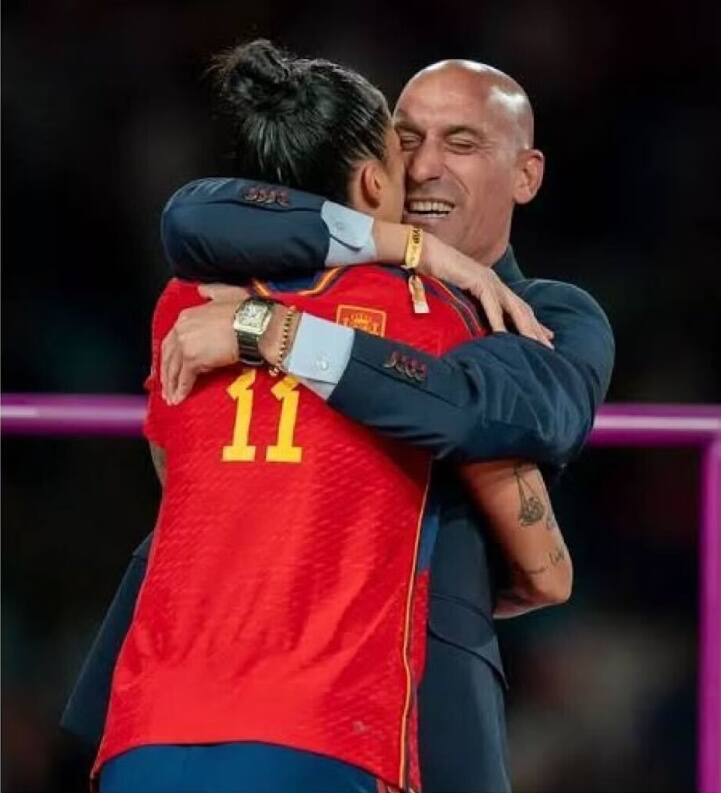 Prezes Hiszpańskiej Królewskiej Federacji Piłkarskiej Luis Rubiales przytula reprezentantkę Hiszpanii Jennifer Hermoso