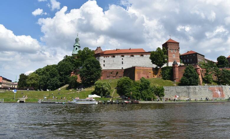 Rejsy wycieczkowe Wisłą z Oświęcimia do Krakowa są okazją do zobaczenia niecodziennych widoków