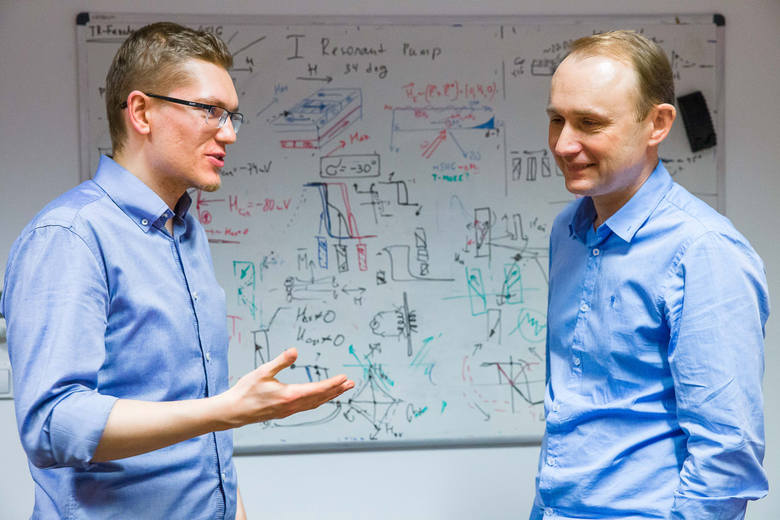 Odkrycia dokonali dr hab. Andrzej Stupakiewicz (z prawej) i jego doktorant Krzysztof Szerenos. Piszą już o nich media na całym świecie.