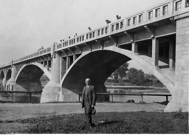 Na zdjęciu przed nowym mostem inż. Adam Machniewicz. To temu znanemu przedwojennemu projektantowi zlecono przygotowanie projektu nowej przeprawy. Architekt