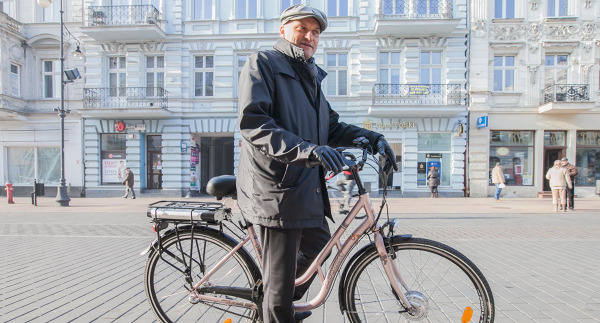 Jesienią elektryczny rower zakupiony dla urzędu testował wiceprezydent Radosław Stępień. Na bagażniku jest akumulator, którego energia pozwala na łatwiejsze pedałowanie.