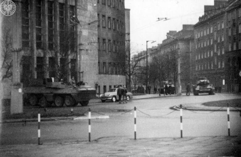 Zdjęcie z grudnia 1970 r. Przed sądem na dzisiejszym placu Konstytucji w Gdyni stoi czołg. Służbę w nim pełnił Jan Czajka, który odmówił wykonania rozkazustaranowania