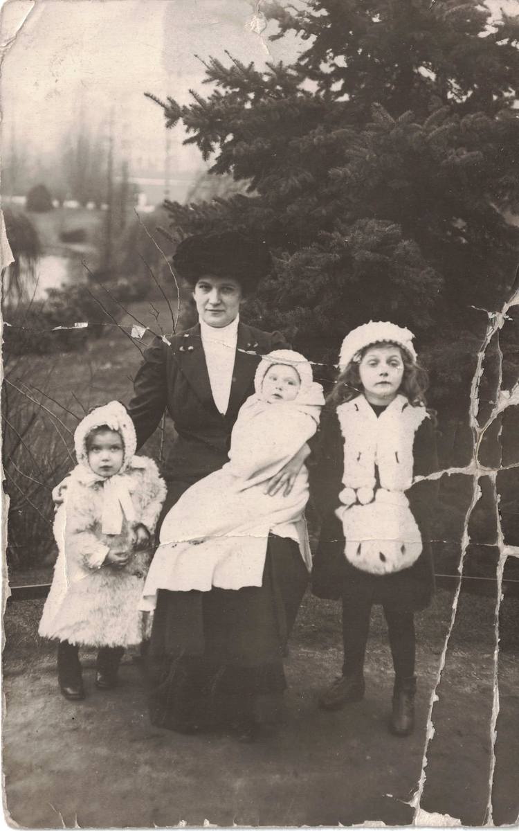 1914 rok. Marta Myśliwiec (żona Idziego) z córkami. Najmłodsza Alfreda na kolanach, stoją Wanda i najstarsza Irena  