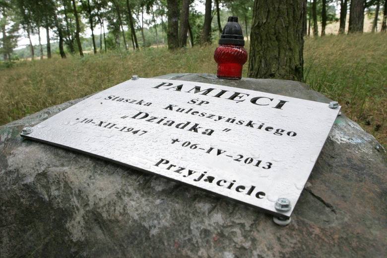 Tablica poświęcona pamięci "Dziadka" umocowana została na kamieniu w sąsiedztwie miejsca, gdzie Staszek Kuleszyński co roku rozbijał