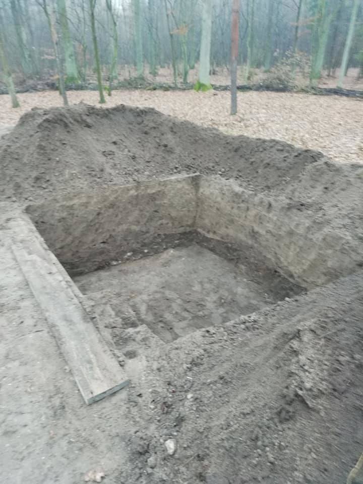 W Joachimowie Mogiłach odkryty został zapomniany cmentarz żołnierzy poległych podczas I wojny światowej. W najbliższą sobotę o godz. 11 odbędzie się tam uroczysty pochówek znalezionych szczątków żołnierzy i ustanowienie ossuarium, czyli miejsca pochówku kości.