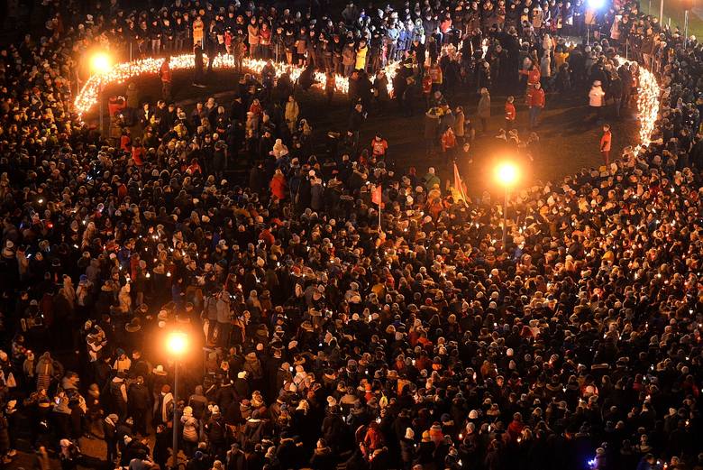 Największe serce świata zapłonęło z 27 tysięcy zniczy na Placu Solidarności w Gdańsku. "Jego śmierć nie pójdzie na marne" [zdjęcia, wideo]