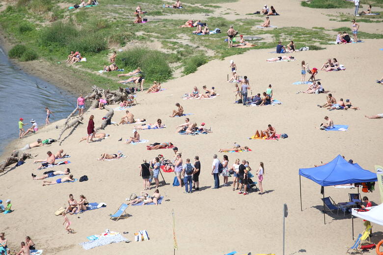 Ludzie wypoczywający na nadwiślańskich plażach