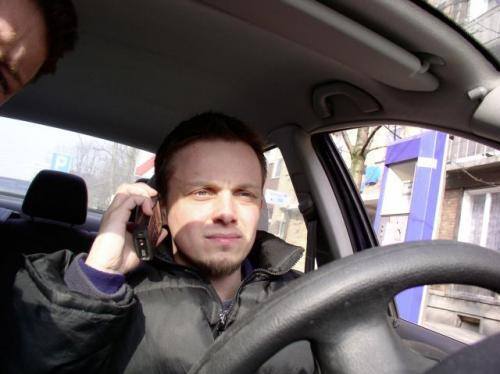 Fot. Robert Kwiatek: Za prowadzenie rozmowy przez telefon komórkowy bez urządzenia  głośnomówiącego grozi w Polsce mandat w wysokości 200 zł, a na terenie