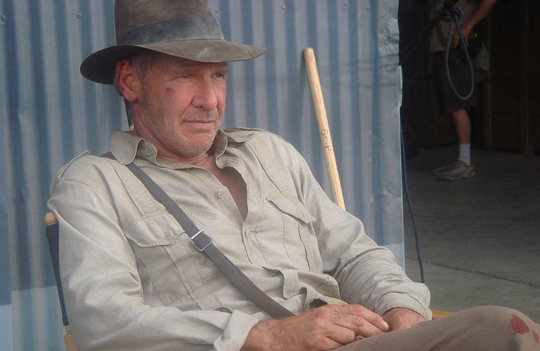 Harrison Ford w fedorze na planie filmu "Indiana Jones i Królestwo Kryształowej Czaszki"