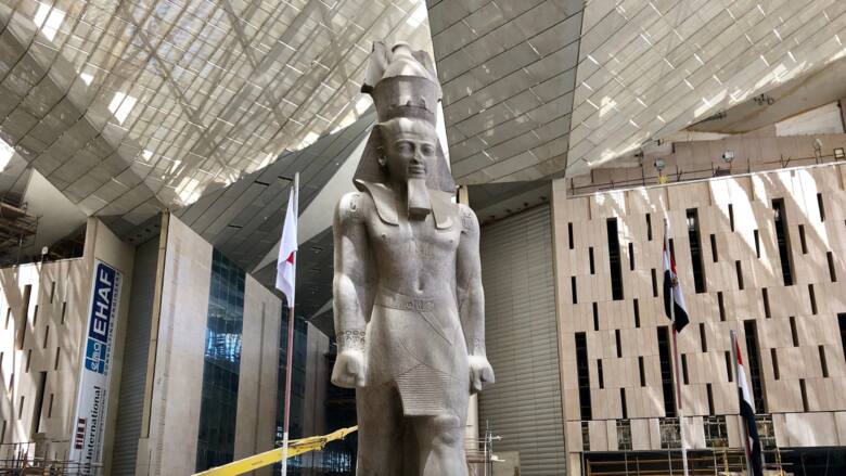 Posąg Ramzesa II w głównej sali Wielkiego Muzeum Egipskiego