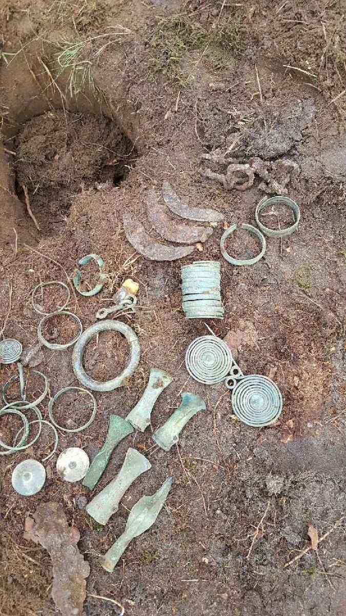 Spinki do włosów, naszyjniki - w sumie kilkadziesiąt przedmiotów, prawdopodobnie z epoki brązu, znaleziono wczoraj pod Janowcem.