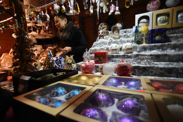 Choinka i Jarmark na rynku w Katowicach z okazji świąt Bożego Narodzenia