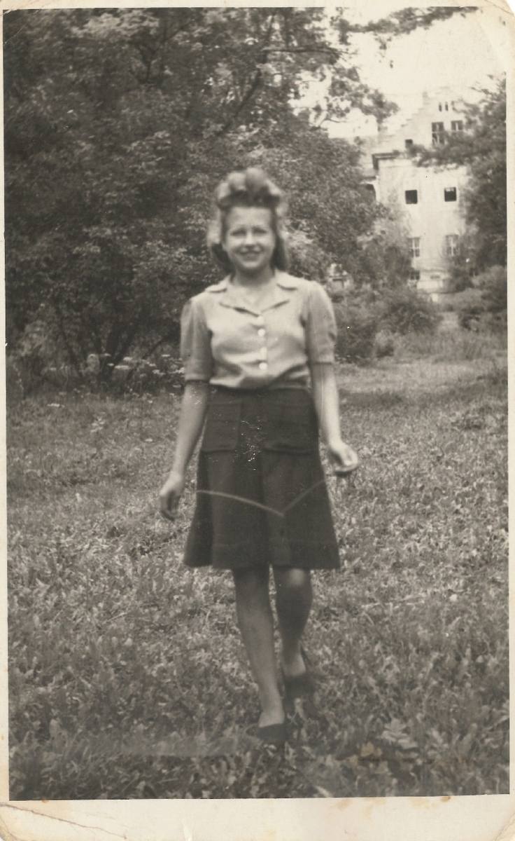 Teresa Gładysz pozuje do zdjęcia w parku w Sławie. Sierpień 1946