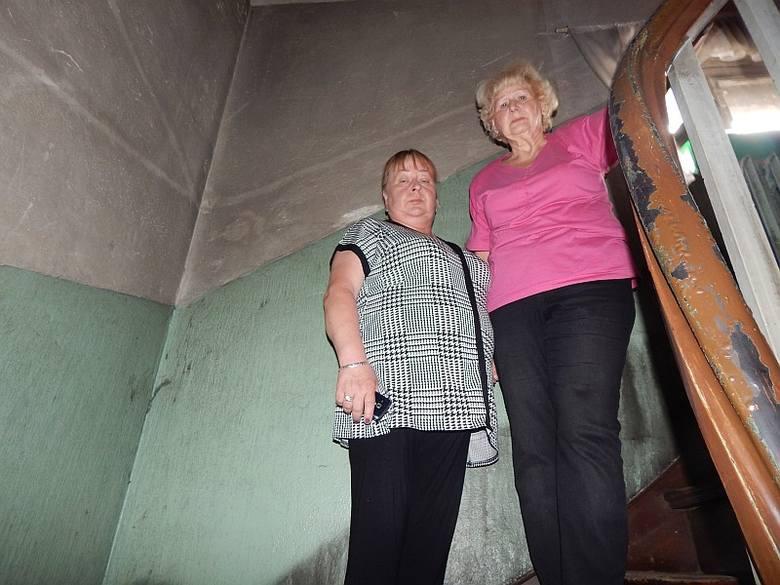Tej klatki nie malowano od 20 lat. Jednak teraz po pożarze jest jeszcze gorzej - mówią Elżbieta Muszyńska i Anita Gazińska. W pożarze zginął właściciel