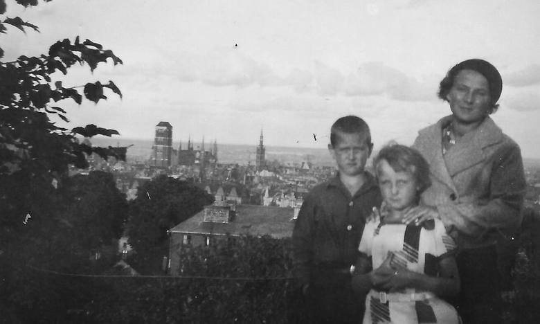 W drugiej połowie lat 30. życie Polaków w Gdańsku nie było łatwe - wspominała Janina Gliszewska z domu Kurzyńska. Na zdjęciu z matką i bratem